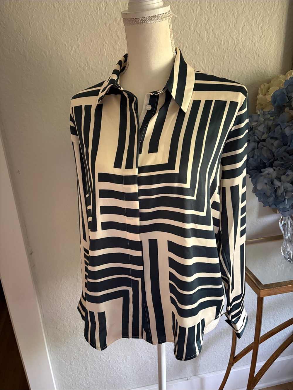 Ann Taylor Black & Cream Geometric Stripe Button-Down Shirt